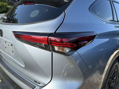 Used 2024 Toyota Highlander XLE FWD image 10