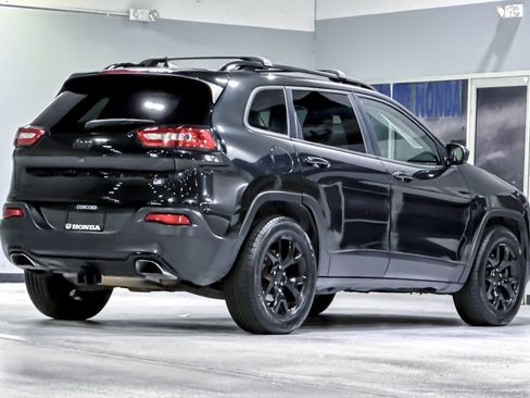 Used 2016 Jeep Cherokee Latitude w/ Cold Weather Group AWD/4WD image 9