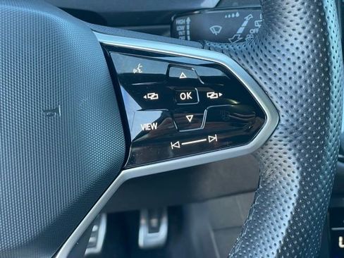 Used 2022 Volkswagen Tiguan SE R-Line image 17