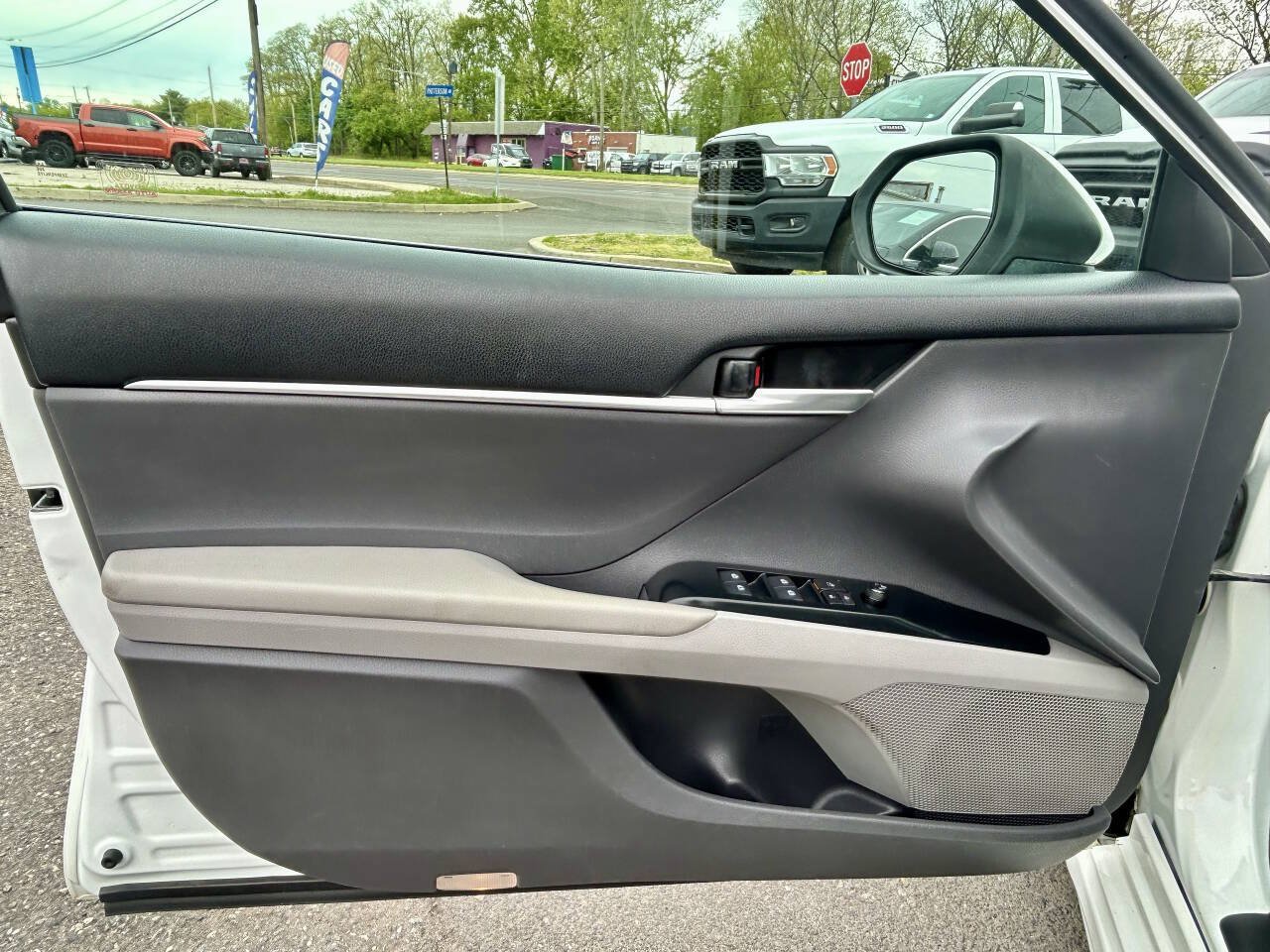 Used 2018 Toyota Camry SE FWD image 10