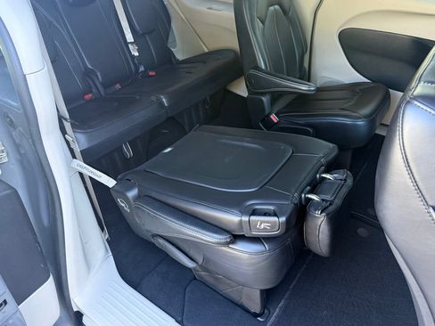 Used 2023 Chrysler Pacifica Touring-L FWD image 40