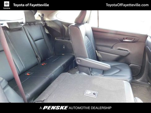 Used 2023 Toyota Highlander XLE image 5
