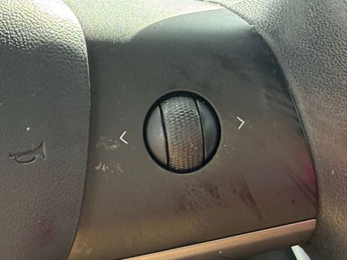 Used 2021 Tesla Model Y Long Range image 32