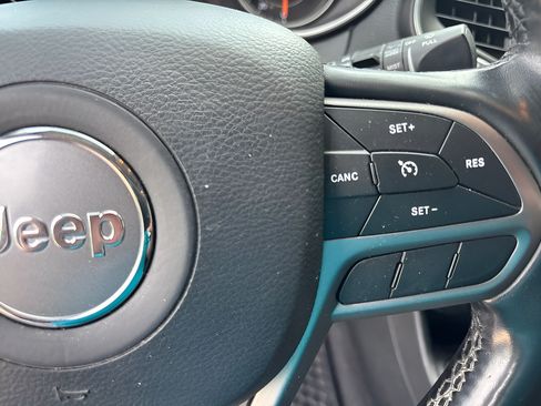 Used 2020 Jeep Cherokee Latitude Plus w/ Cold Weather Group FWD image 15