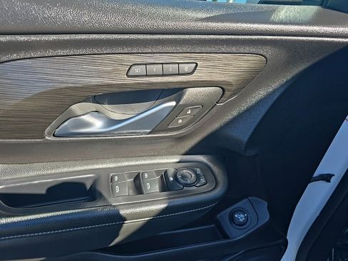 Used 2024 GMC Terrain SLT image 25