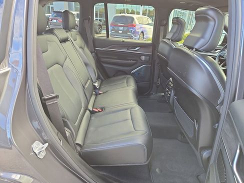 Certified 2022 Jeep Grand Cherokee Overland w/ Luxury Tech Group IV image 16