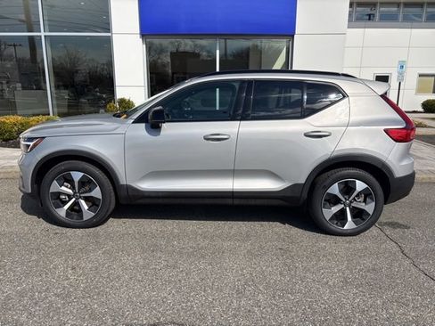 Used 2025 Volvo XC40 B5 Plus AWD/4WD image 2