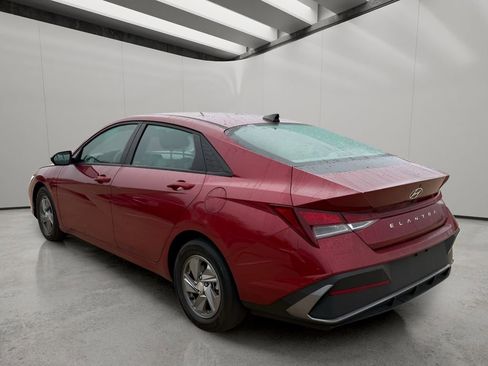 Used 2024 Hyundai Elantra SE image 3