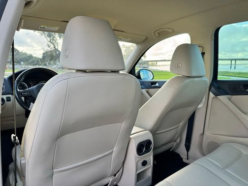 Used 2014 Volkswagen Tiguan SE image 32