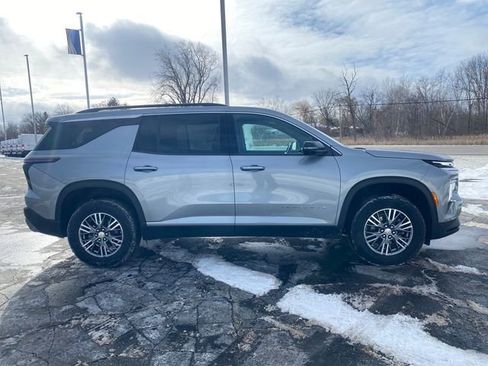 Used 2024 Chevrolet Traverse LT image 7