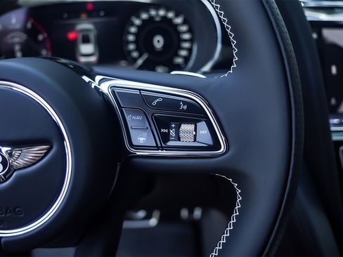 Certified 2024 Bentley Bentayga Extended Wheelbase image 17