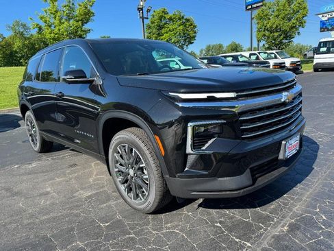 New 2026 Chevrolet Traverse LT w/ Sun and Wheel Package FWD image 2