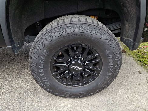 Used 2025 Chevrolet Silverado 2500 ZR2 w/ Technology Package image 6