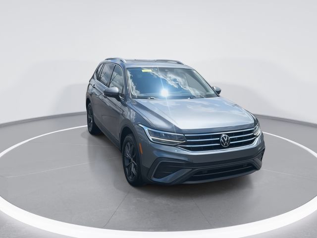 Used 2023 Volkswagen Tiguan SE w/ Panoramic Sunroof Package AWD/4WD image 3