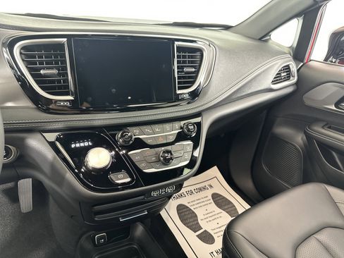 Used 2025 Chrysler Pacifica Select image 4