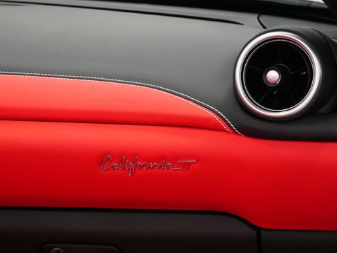 Used 2017 Ferrari California T RWD image 37