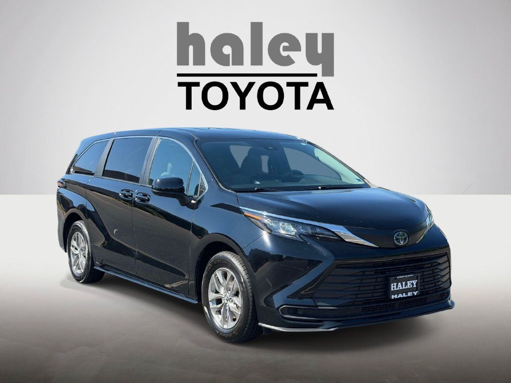 Used 2025 Toyota Sienna LE FWD image 1