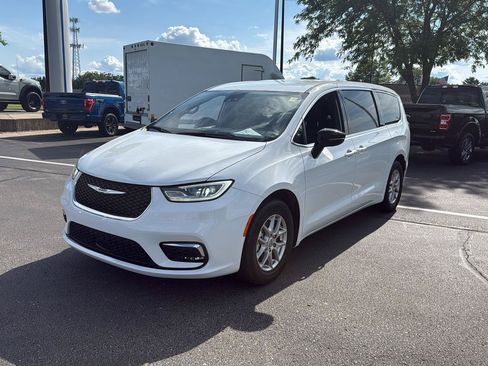 Used 2025 Chrysler Pacifica Select FWD image 17