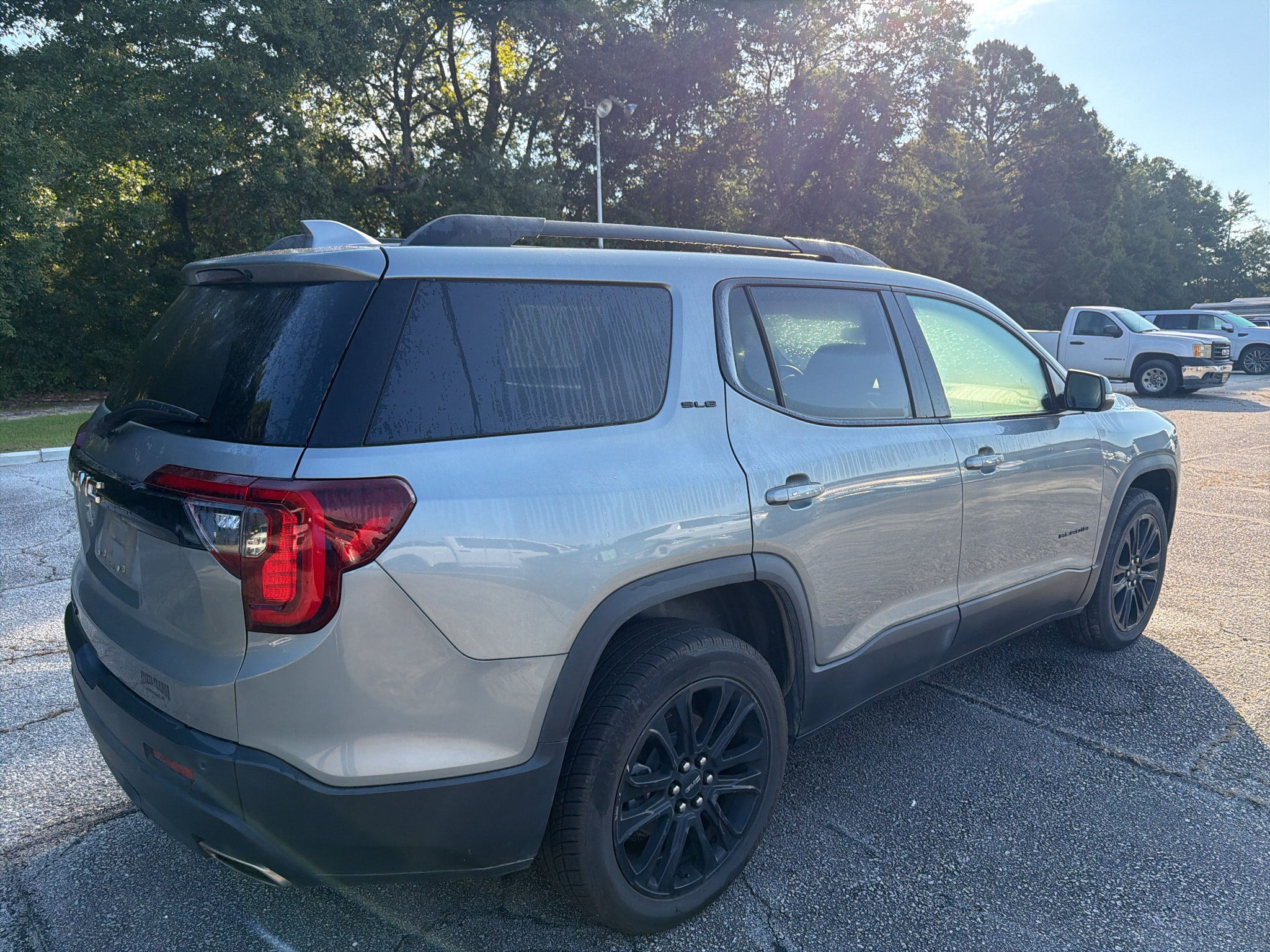 Used 2023 GMC Acadia SLE w/ Driver Convenience Package FWD image 3