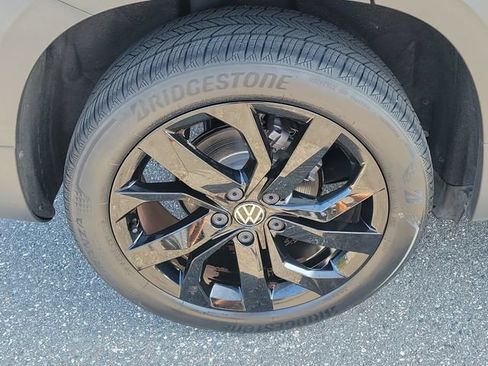 Certified 2023 Volkswagen Taos SE w/ Black Wheel Package FWD image 5
