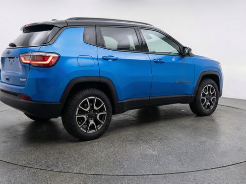 Used 2025 Jeep Compass Trailhawk image 9
