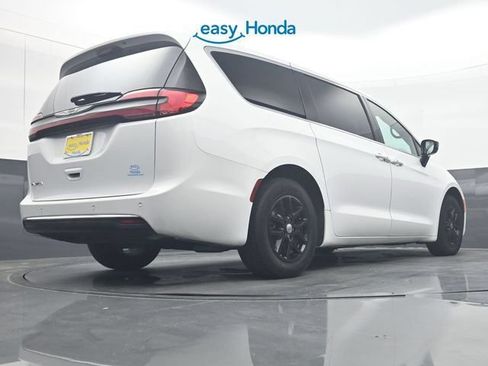 Used 2025 Chrysler Pacifica Select FWD image 33
