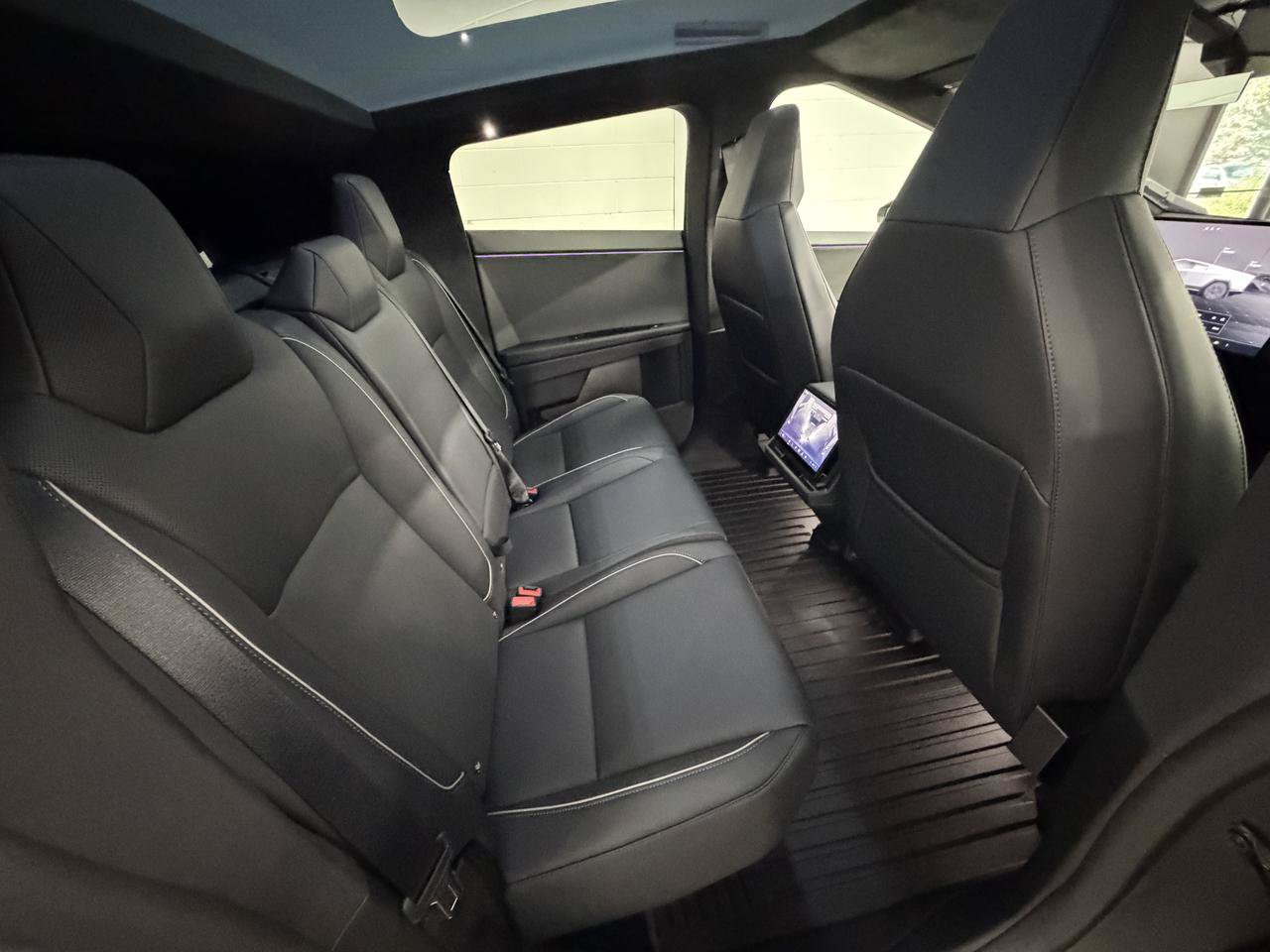 Used 2024 Tesla Cybertruck AWD Crew Cab image 18