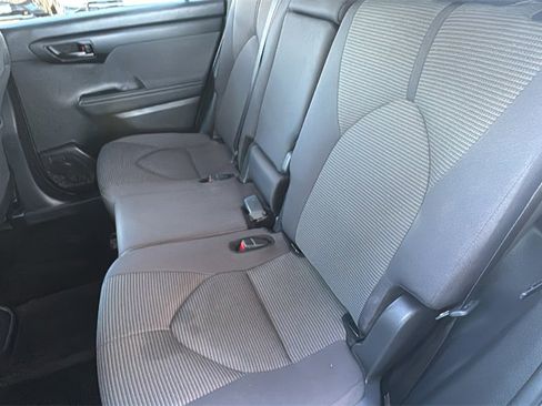 Used 2024 Toyota Highlander LE image 23