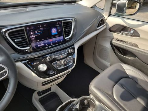 Used 2023 Chrysler Pacifica Touring-L AWD/4WD image 29