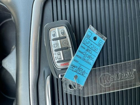 Used 2023 Chrysler Pacifica Touring-L FWD image 10