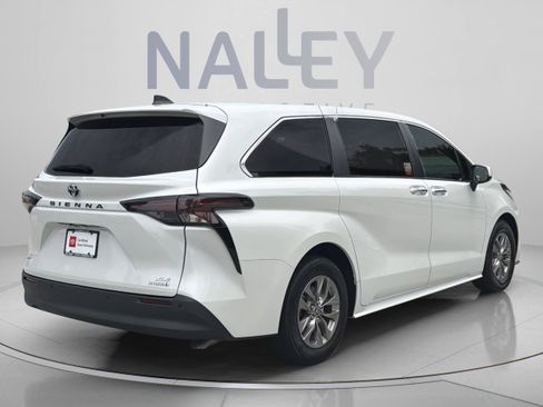 Used 2023 Toyota Sienna XLE FWD image 5