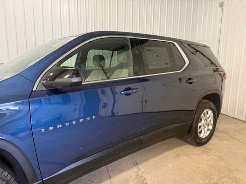 Used 2022 Chevrolet Traverse LS FWD image 7