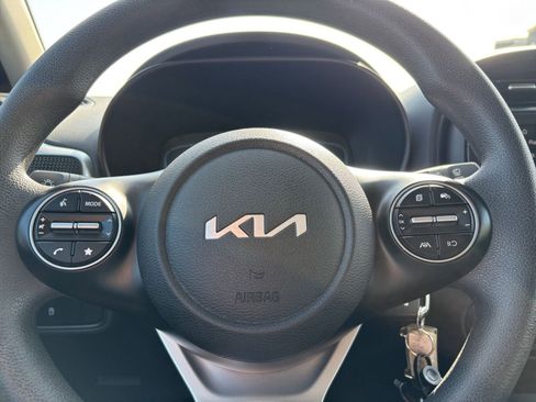 Used 2025 Kia Soul LX w/ LX Technology Package FWD image 27