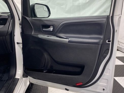 Used 2015 Toyota Sienna SE image 20