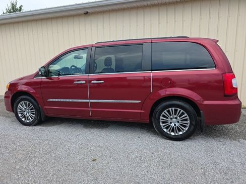 Used 2014 Chrysler Town & Country Touring-L w/ Driver Convenience Group FWD image 10