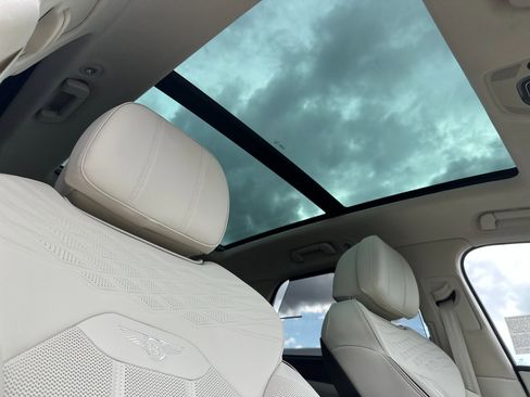 Used 2025 Bentley Bentayga image 20