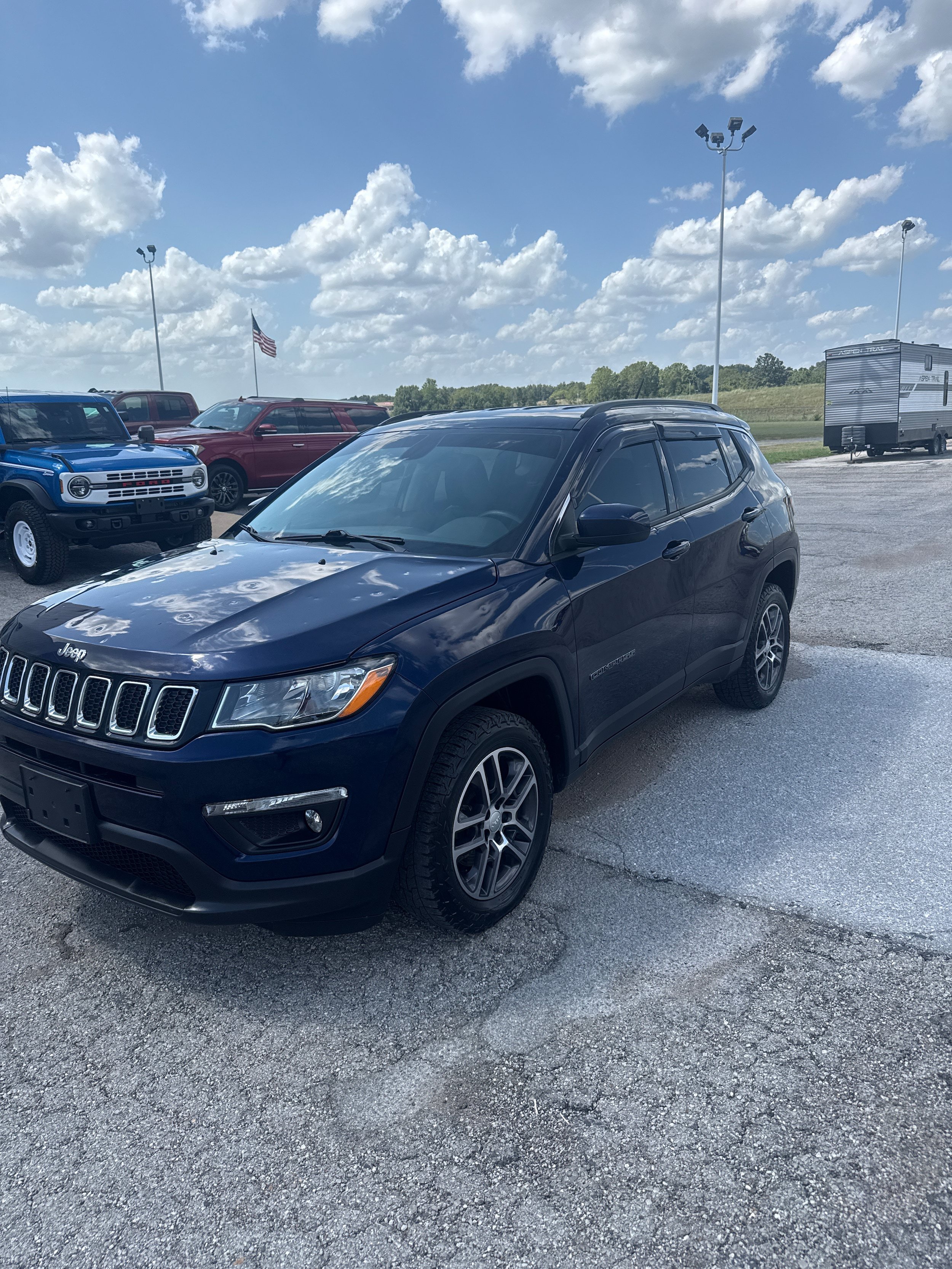 Used 2017 Jeep Compass Latitude w/ Cold Weather Group AWD/4WD image 2