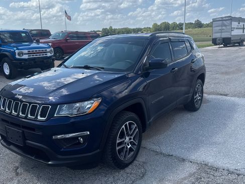 Used 2017 Jeep Compass Latitude w/ Cold Weather Group AWD/4WD image 2