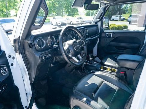 Used 2019 Jeep Wrangler Unlimited Sahara AWD/4WD image 17