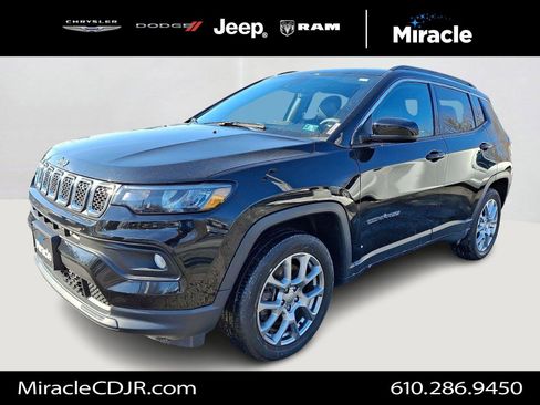 Used 2023 Jeep Compass Latitude image 3