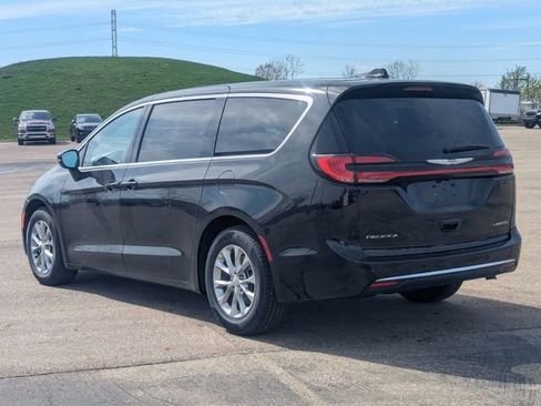 New 2026 Chrysler Pacifica Limited image 5
