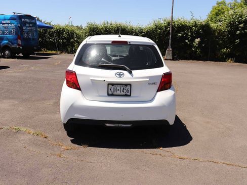 Used 2017 Toyota Yaris L w/ Carpet Mat Package FWD image 6