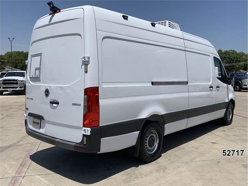 Used 2022 Mercedes-Benz Sprinter 2500 image 2