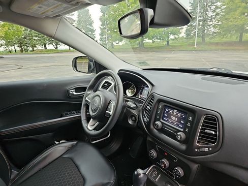 Used 2018 Jeep Compass Latitude FWD image 11