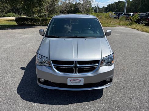 Used 2018 Dodge Grand Caravan SXT image 2