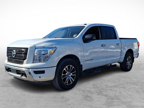 Used 2021 Nissan Titan SV w/ SV Convenience Package image 3