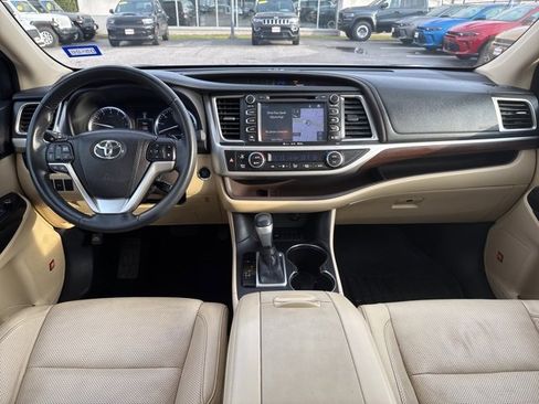 Used 2016 Toyota Highlander Limited image 3