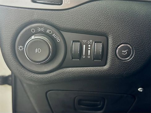 Used 2019 Jeep Cherokee Overland w/ Technology Group image 11