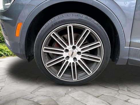 Used 2018 Volkswagen Tiguan SE w/ Panoramic Sunroof Package FWD image 34
