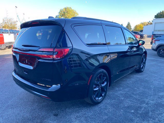 Used 2025 Chrysler Pacifica Limited FWD image 6